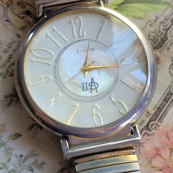 Vintage Watches ISA Gold Numerals Mother of Pearl Dial Quartz Womens Watch - Picture 3 of 10